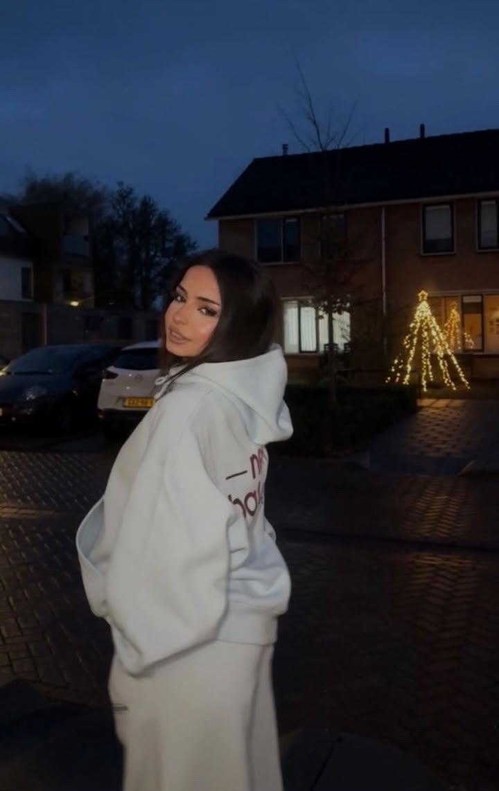 Shazia buiten in de avond