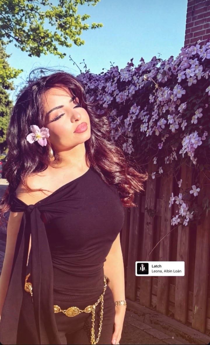 Shazia tussen de bloemen
